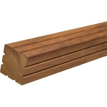 Hardhout paal geschaafd, 2 V-groeven 8.5x8.5 cm.