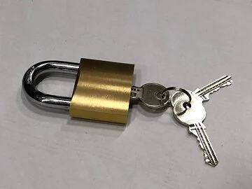 Hangslot in messing en beugel in gehard staal